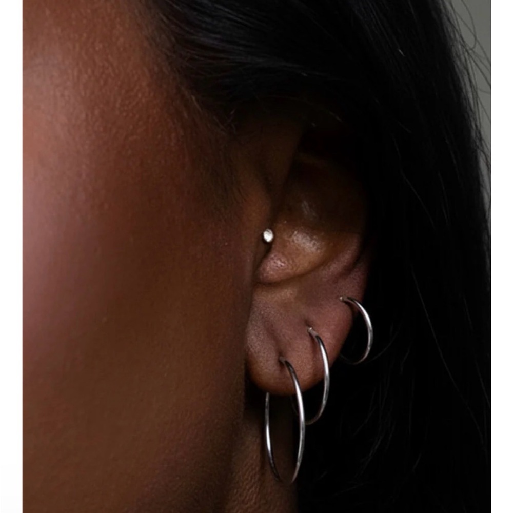 Sarah Mulder Endless Rhodium Hoops - Picture 4 of 4